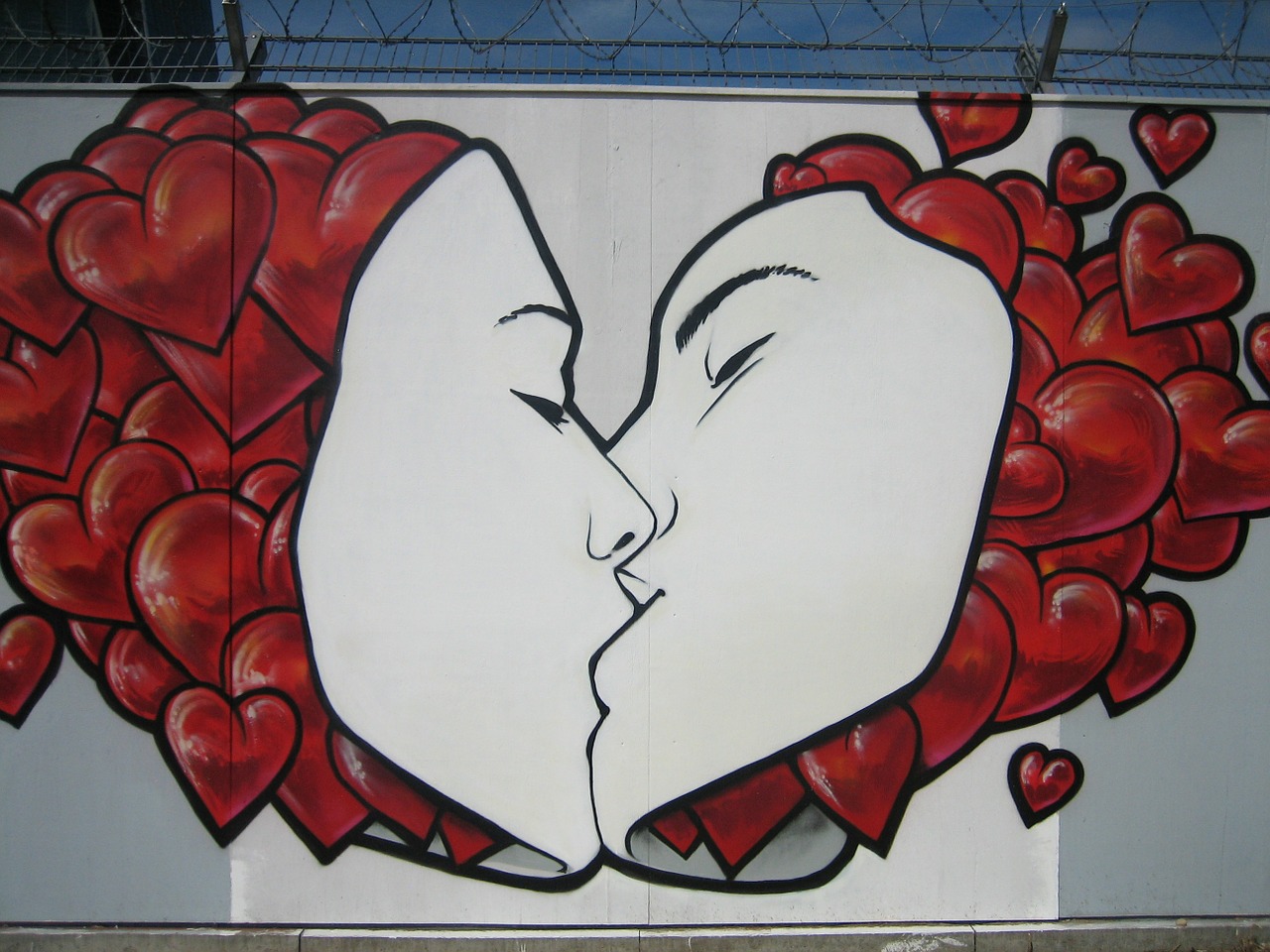 graffitti kiss street art free photo