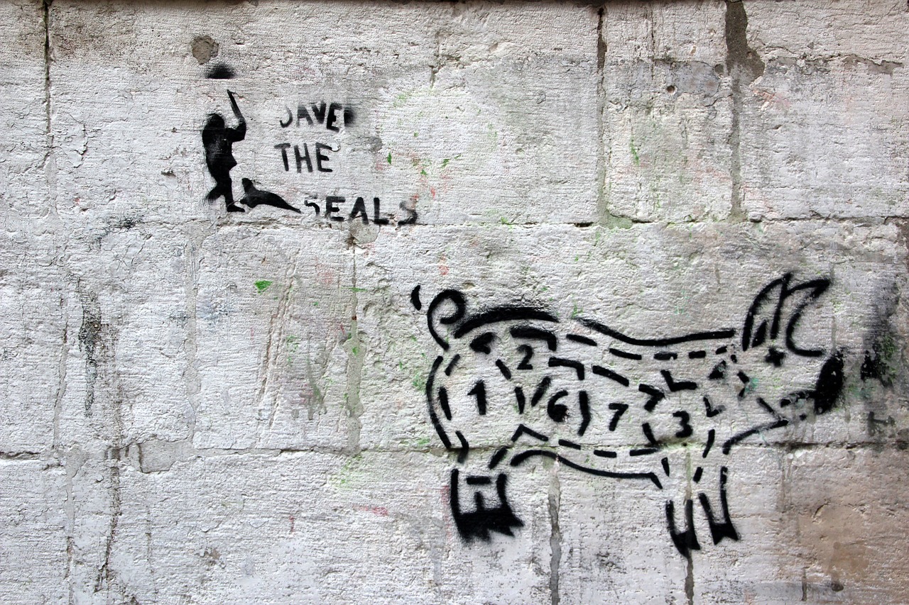 grafitti pig hauswand free photo