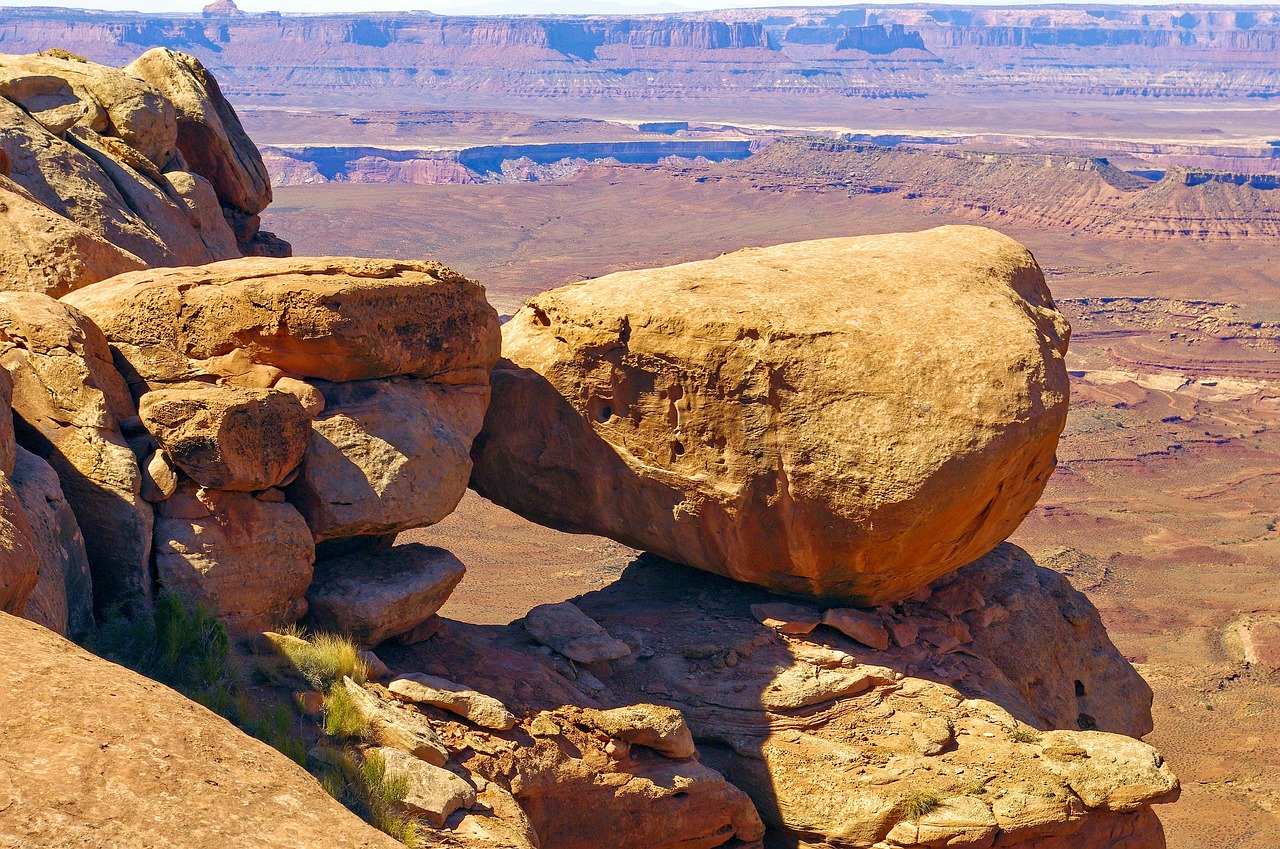 grand view point trail boulders  canyonlands  national free photo