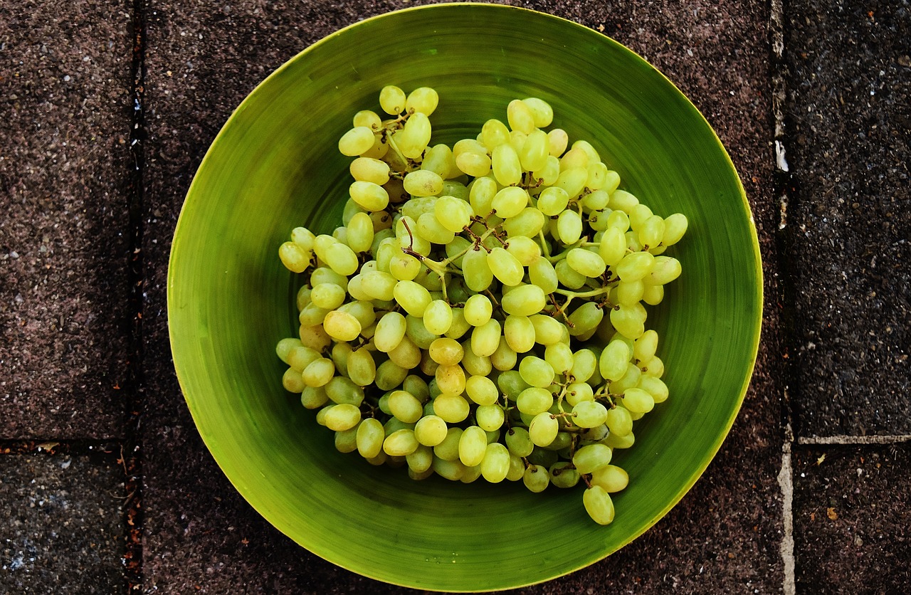 grapes plate fruit free photo