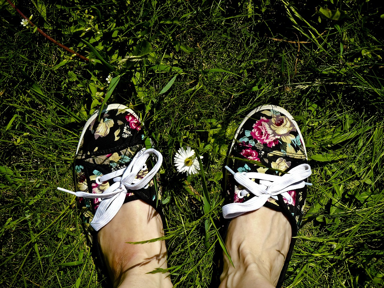grass shoe feet free photo