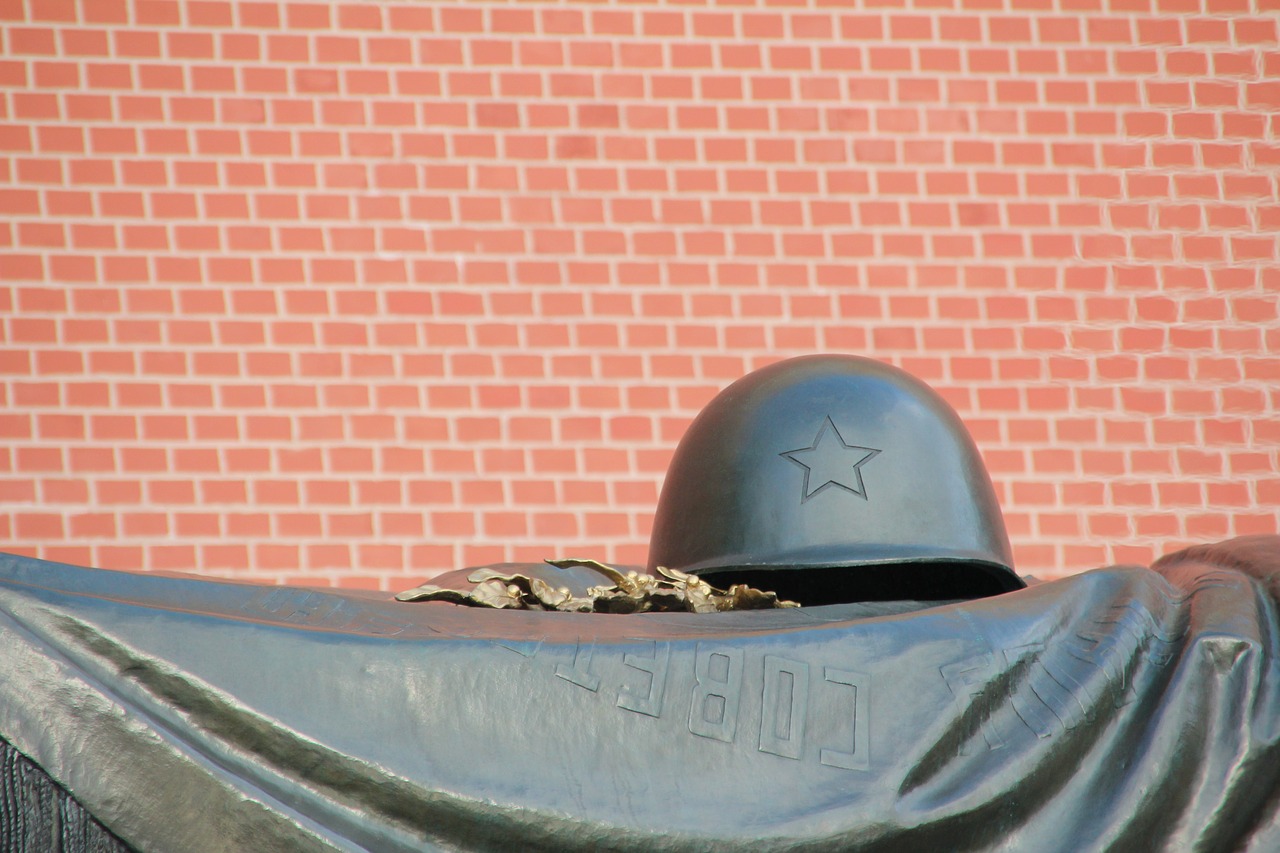 grave soldier helm free photo