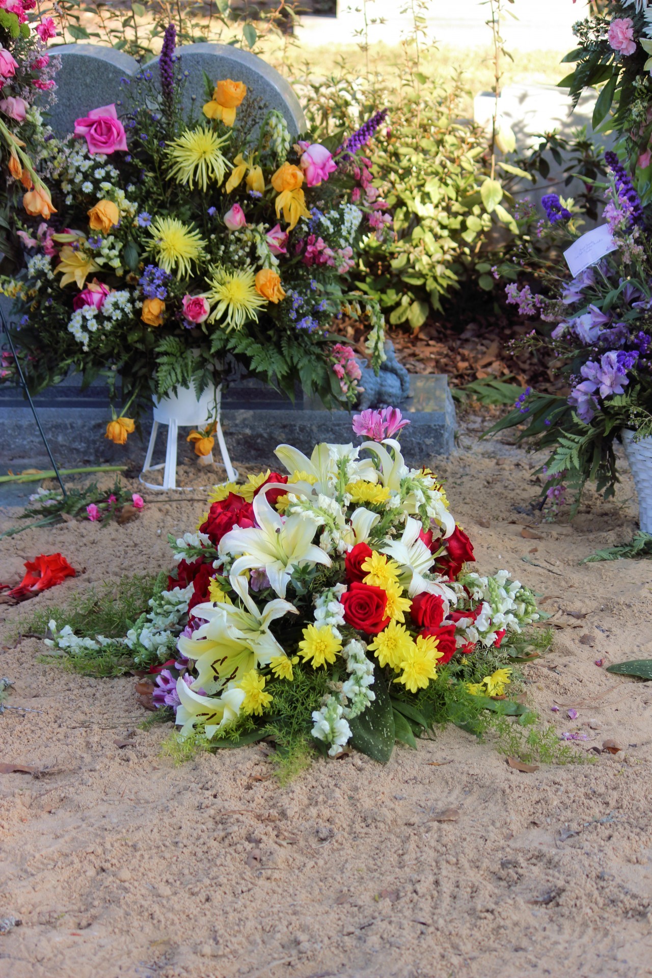 Какие цветы можно возлагать. Цветы на могилу. Цветы на кладбище. Цветы на Пасху на кладбище. Украшение могилы искусственными цветами.