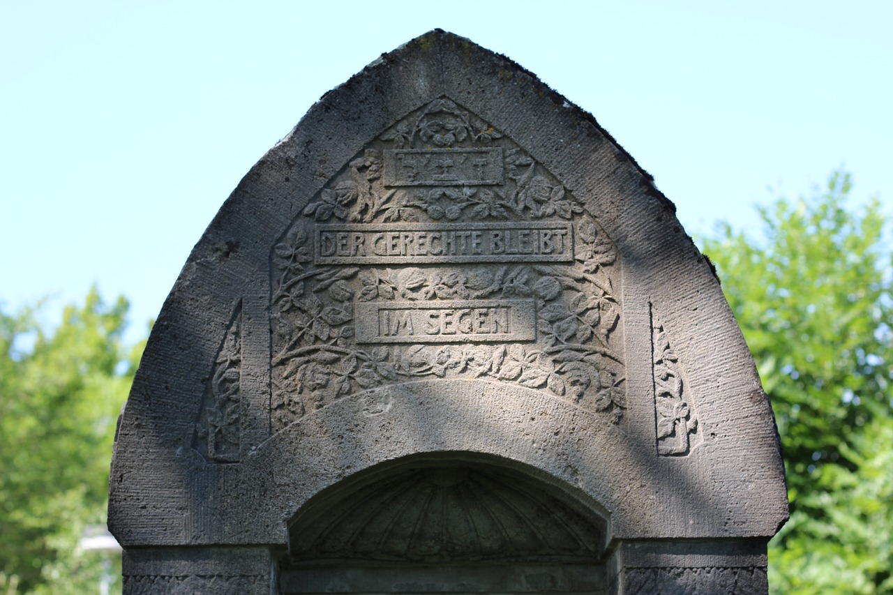 Grave stones. Надгробная плита Симеона Полоцкого. Симеон Полоцкий намогильная плита. Захоронение короля Артура надгробная плита. Надмогильная плита Симеона Полоцкого.