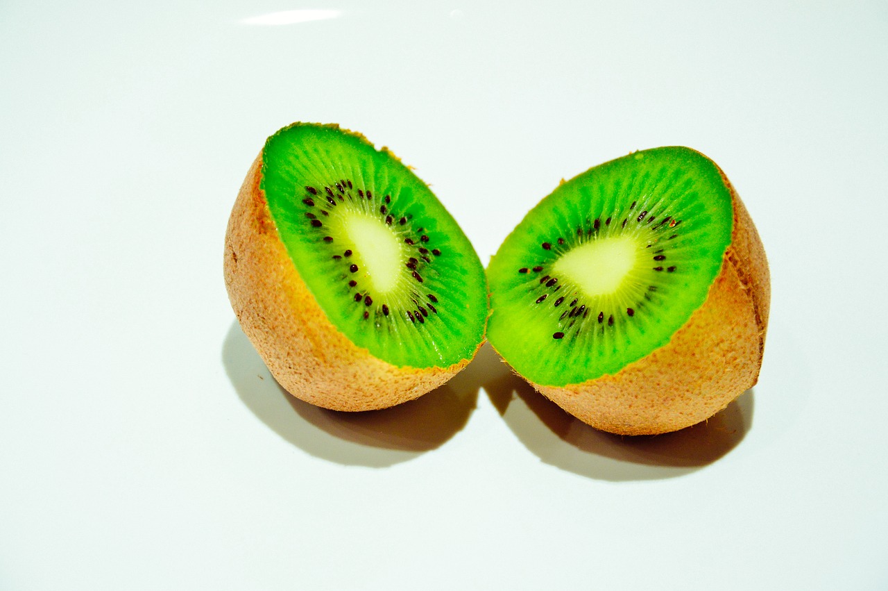 green kiwi fruits free photo