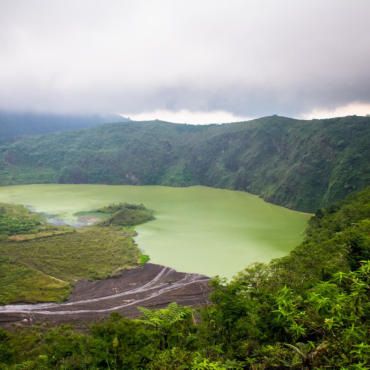 green lake crater free photo