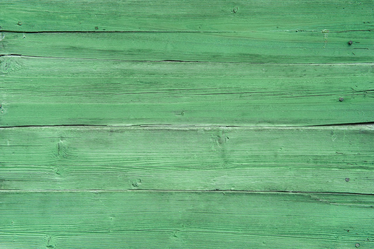 green  emerald  the old board free photo