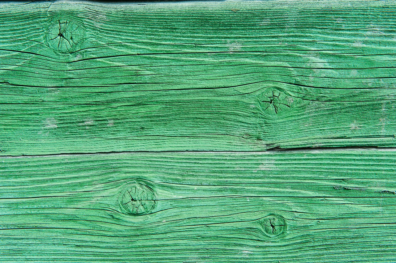 green  emerald  the old board free photo