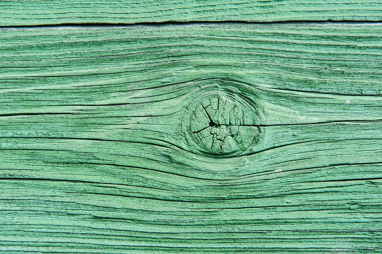 green  emerald  the old board free photo