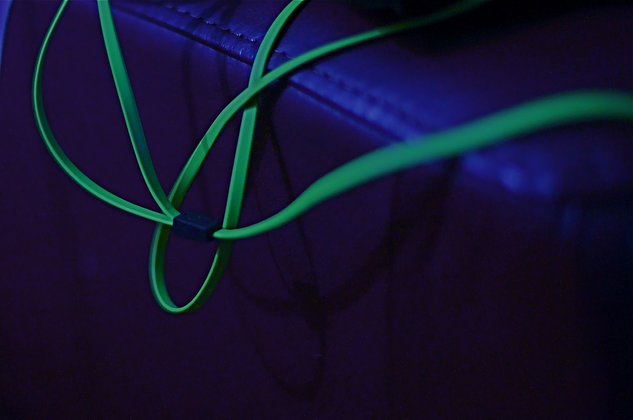 green cord music free photo