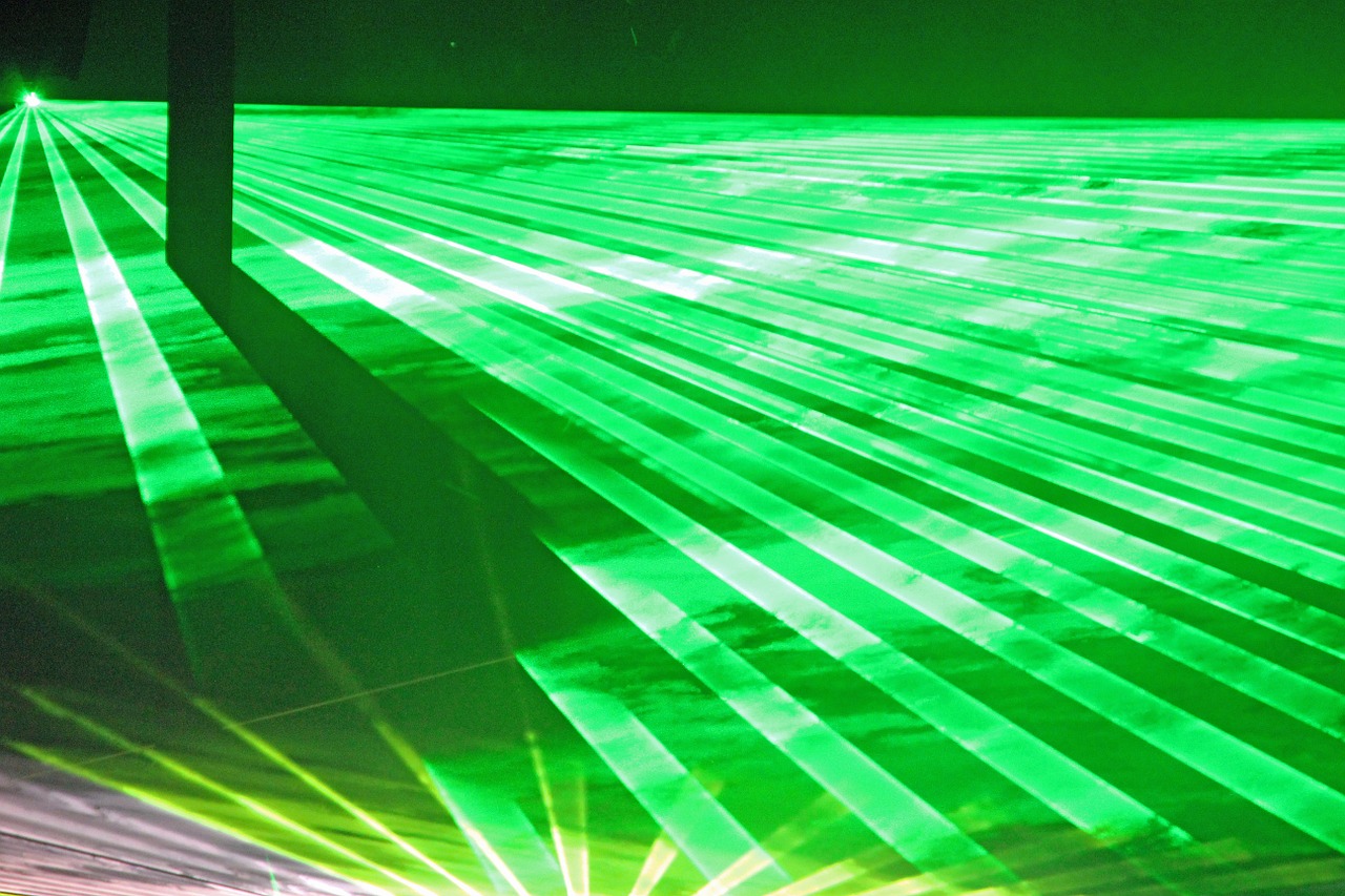 green laser plays of light free photo