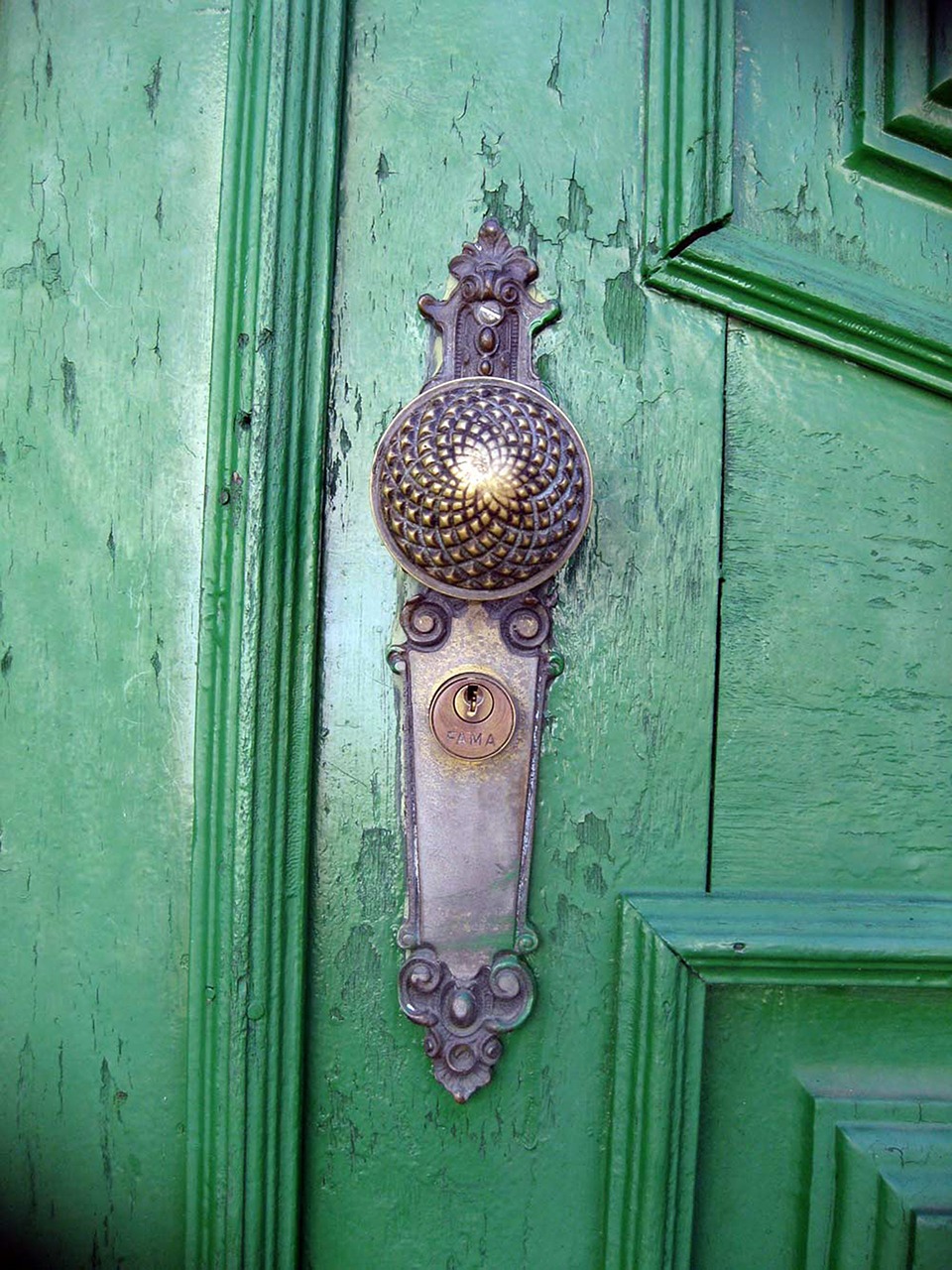 green door lock free photo