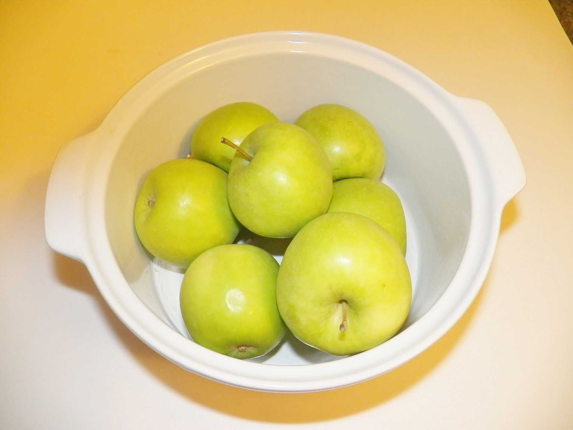 Тарелка с зелеными яблоками