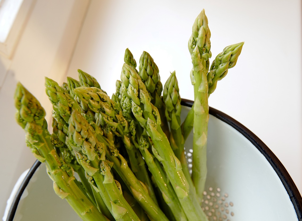 green asparagus  asparagus  asparagus time free photo