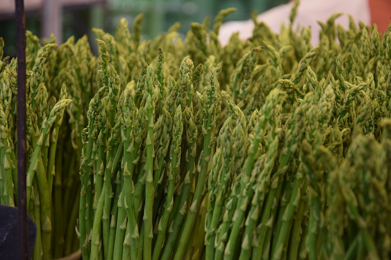 green asparagus  naschmarkt  vienna free photo
