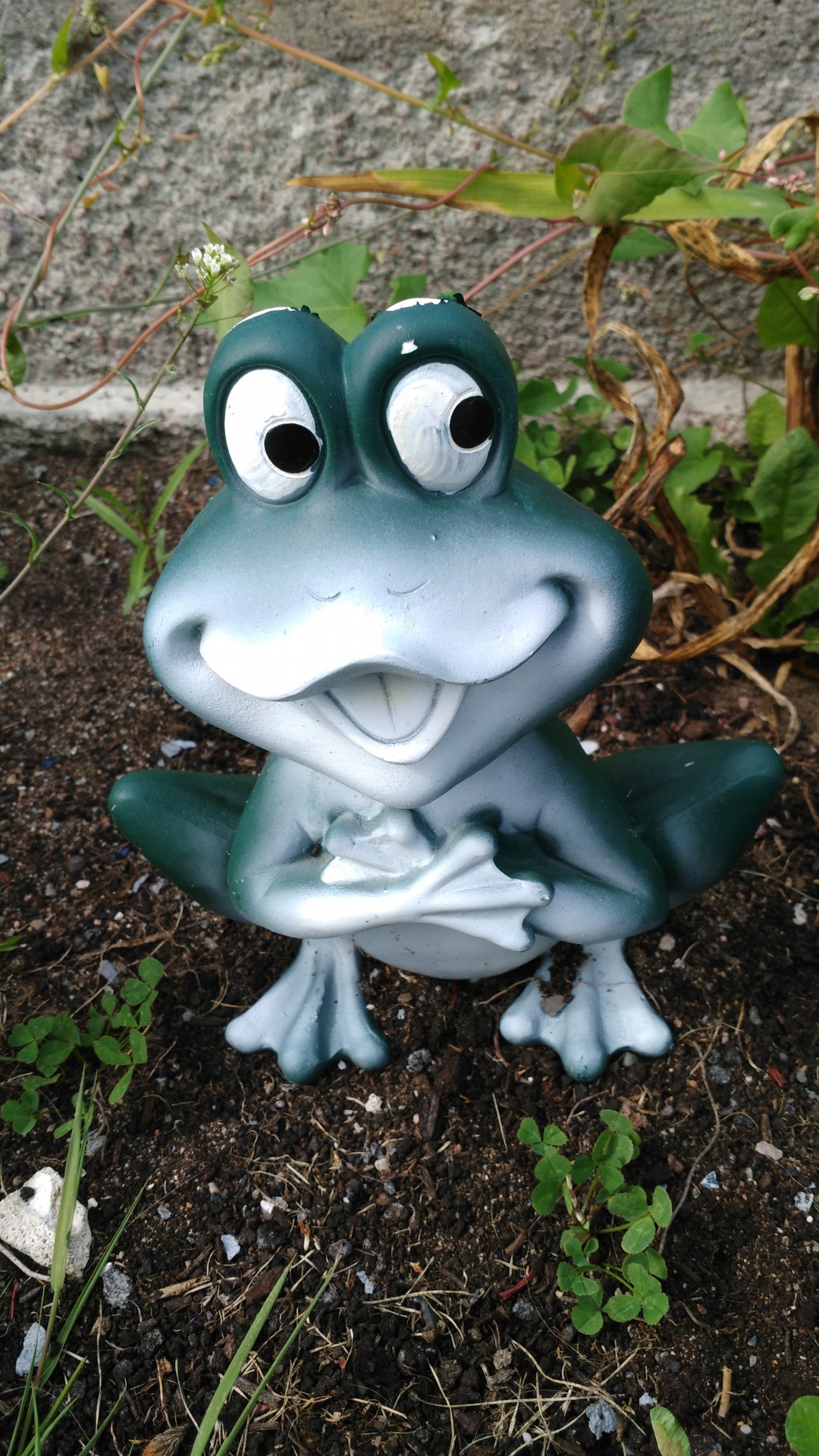 frog decoration flower bed free photo