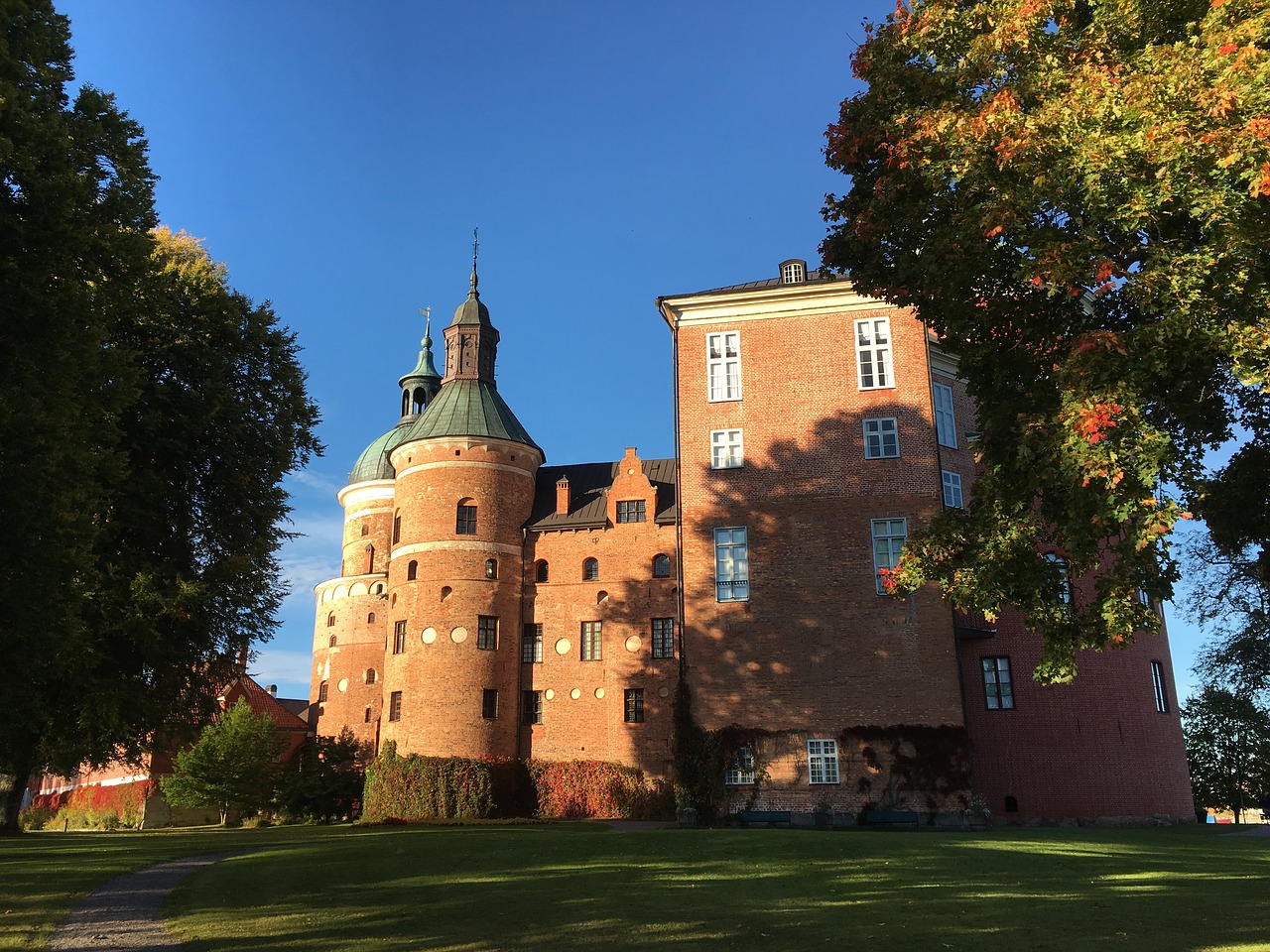 gripsholm castle castle autumn free photo