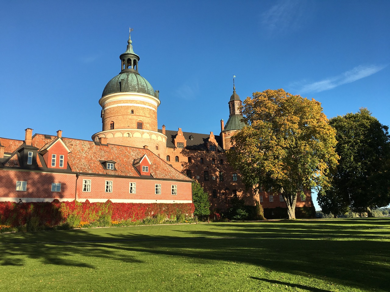 gripsholm castle castle autumn free photo