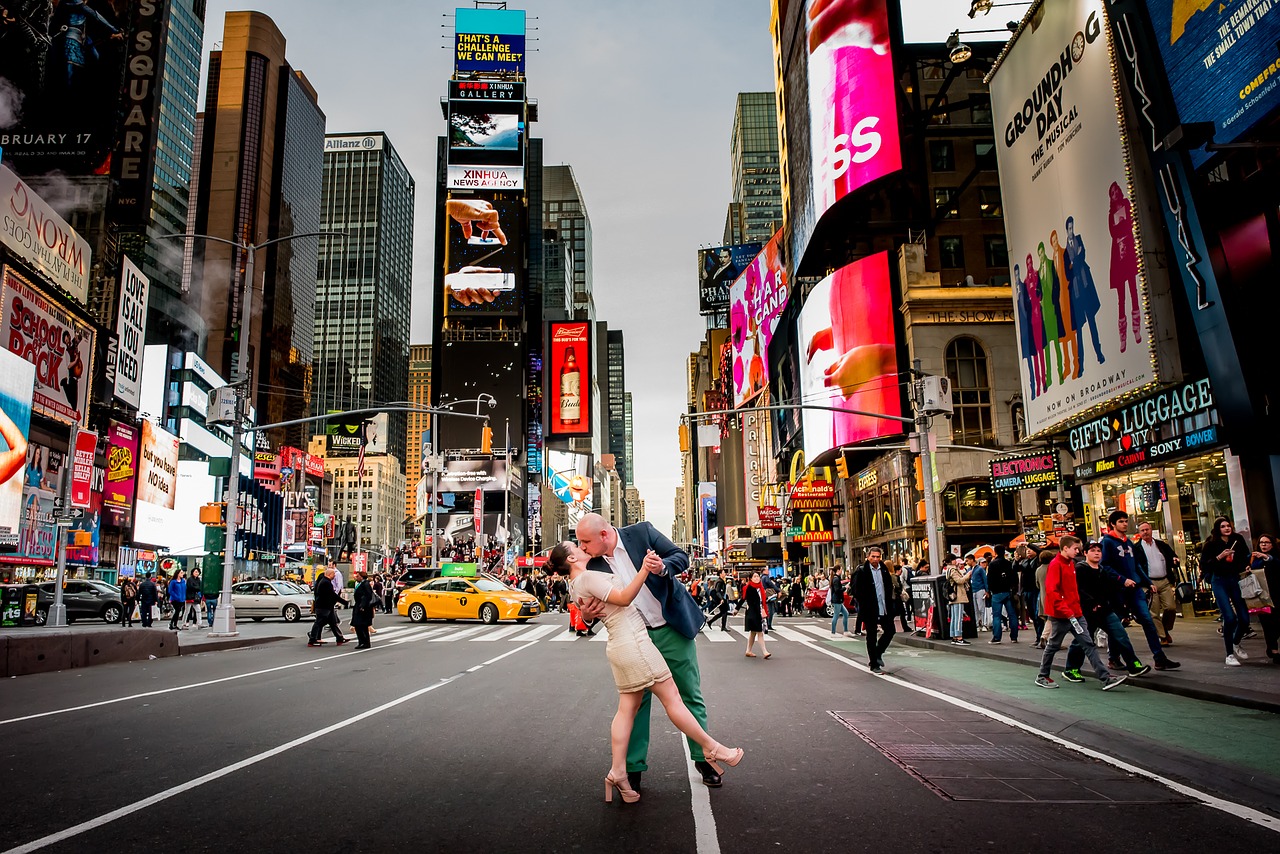 Городской образ жизни и город. Фотосессия на тайм сквер. Человек на times Square. Фотосессия на тайм сквер осень. Картина люди на тайм сквер.