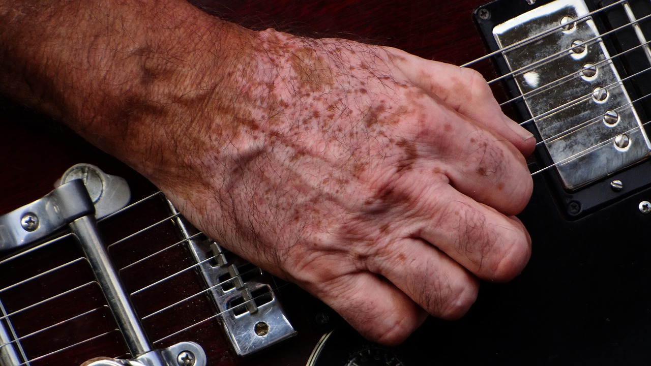 guitar  hand  bill henderson free photo