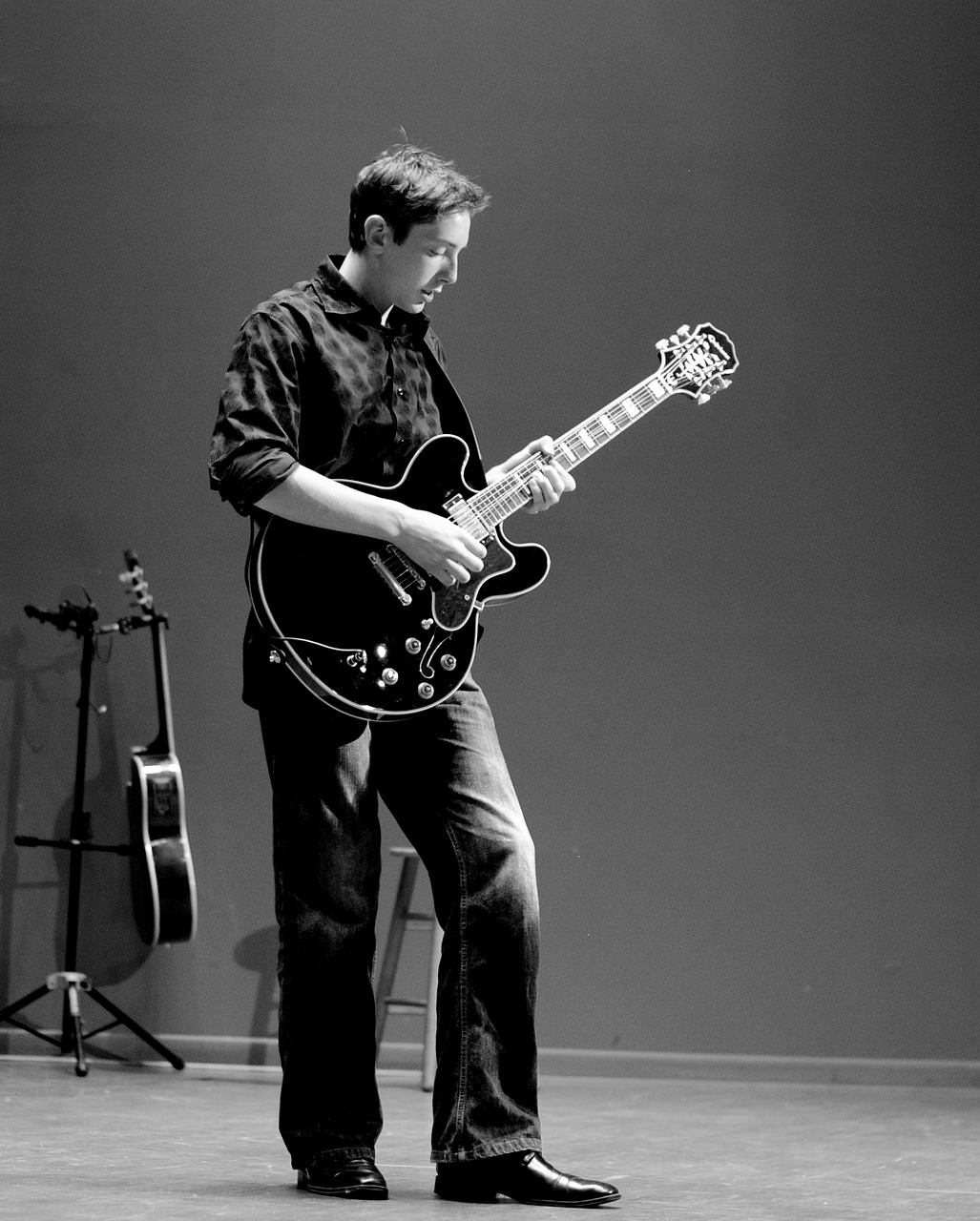 guitar player guitar artist free photo