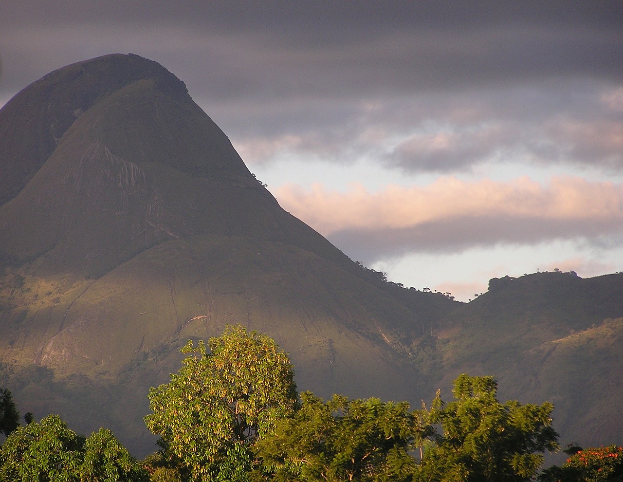 gurue mountains sky free photo