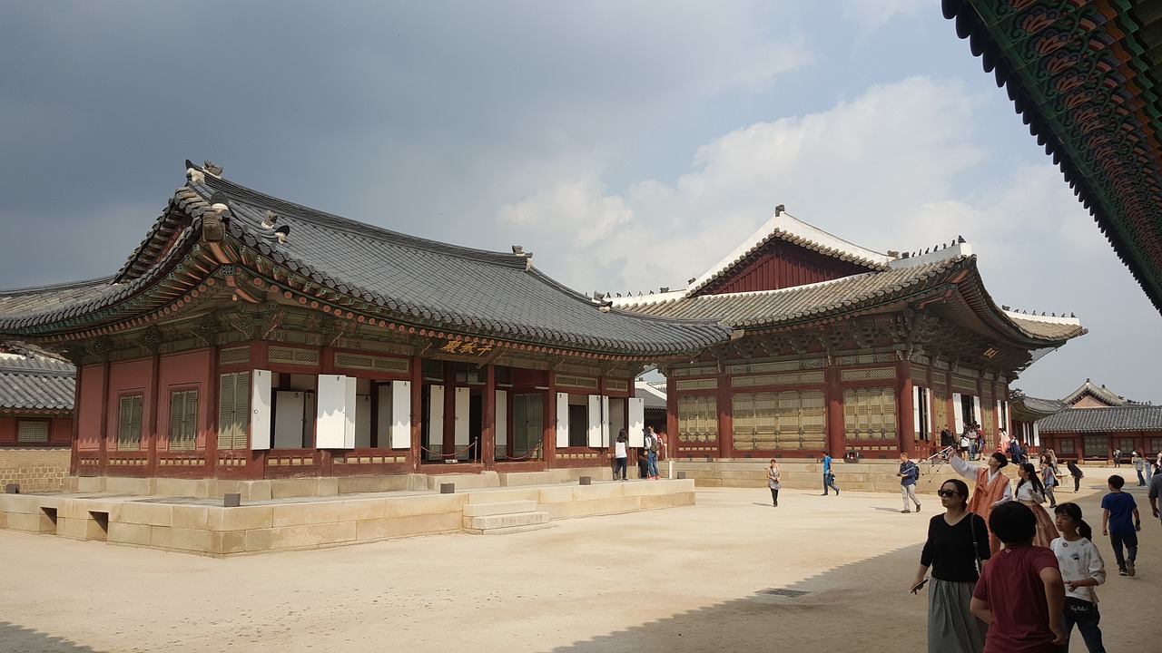 gyeongbokgung palace image gyeongbokgung palace grounds gyeongbokgung palace yard free photo