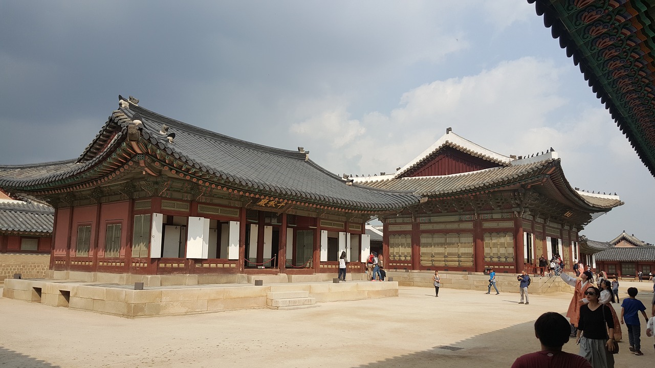gyeongbokgung palace image gyeongbokgung palace yard gyeongbokgung palace in the background free photo