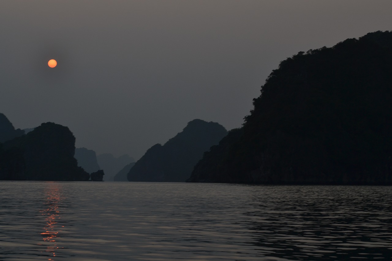 ha long bay viernam sunset free photo