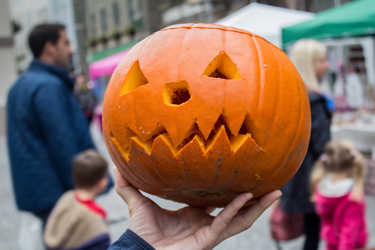 halloween pumpkin carving free photo