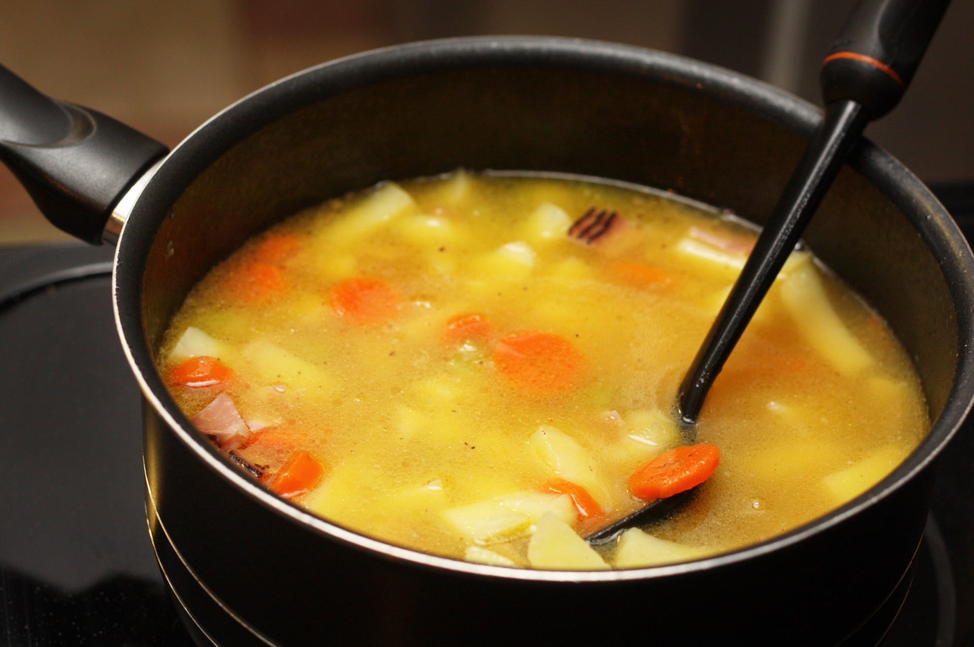 Сварить суп на воде. Суп в кастрюле. Для супа. Кастрюлька с супом. Кастрюля с похлебкой.