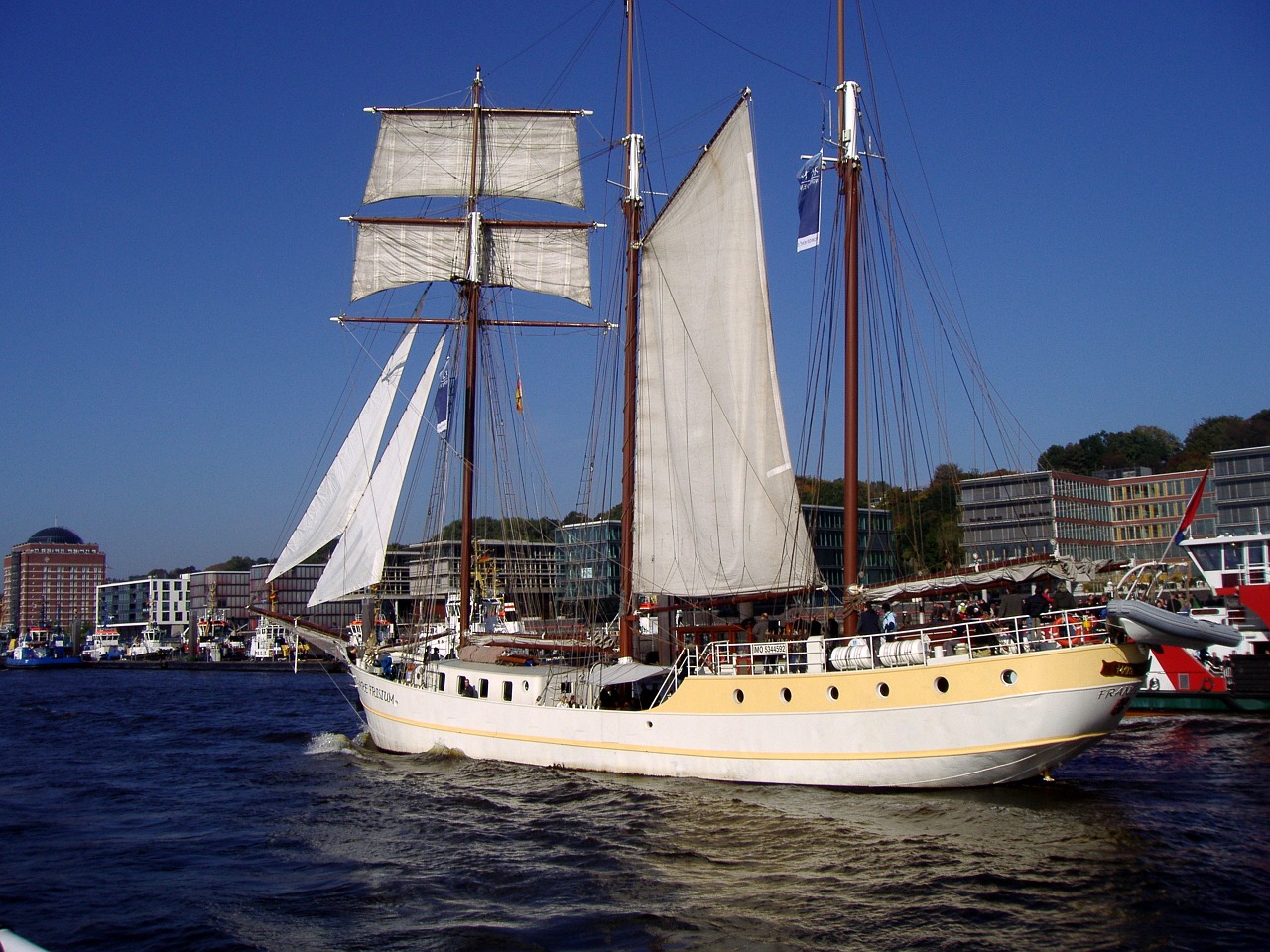 hamburg sailing boat sky free photo