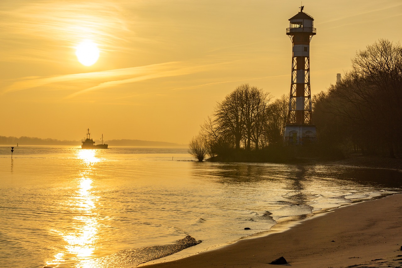 hamburg  elbe  lighthouse free photo