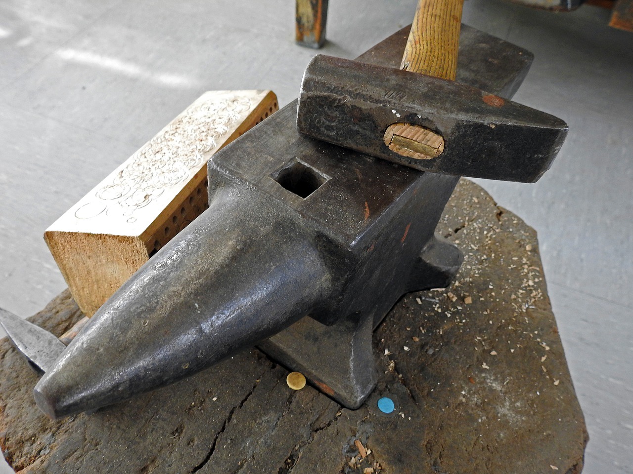 hammer anvil tool free photo