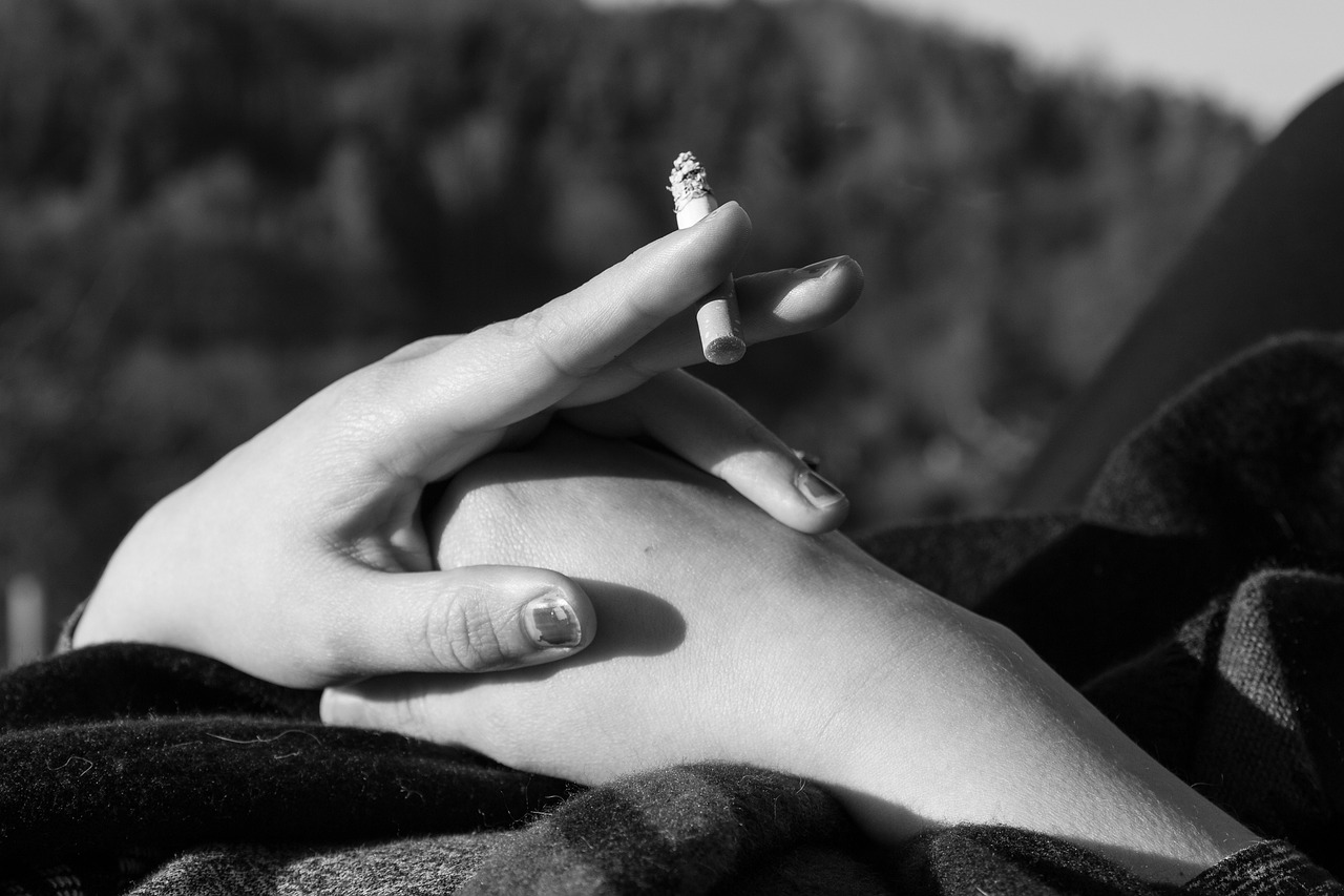 hand smoking woman free photo
