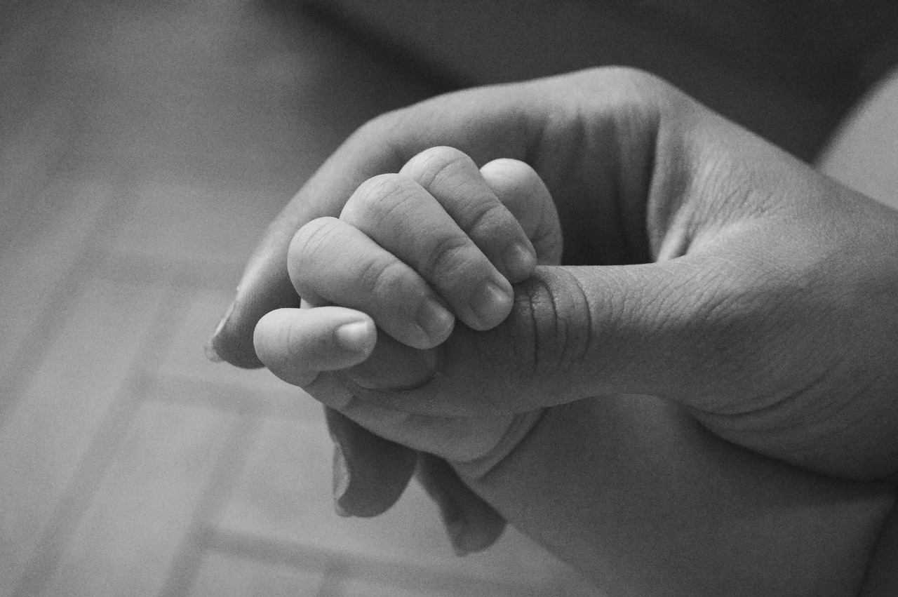 hand newborn birth free photo