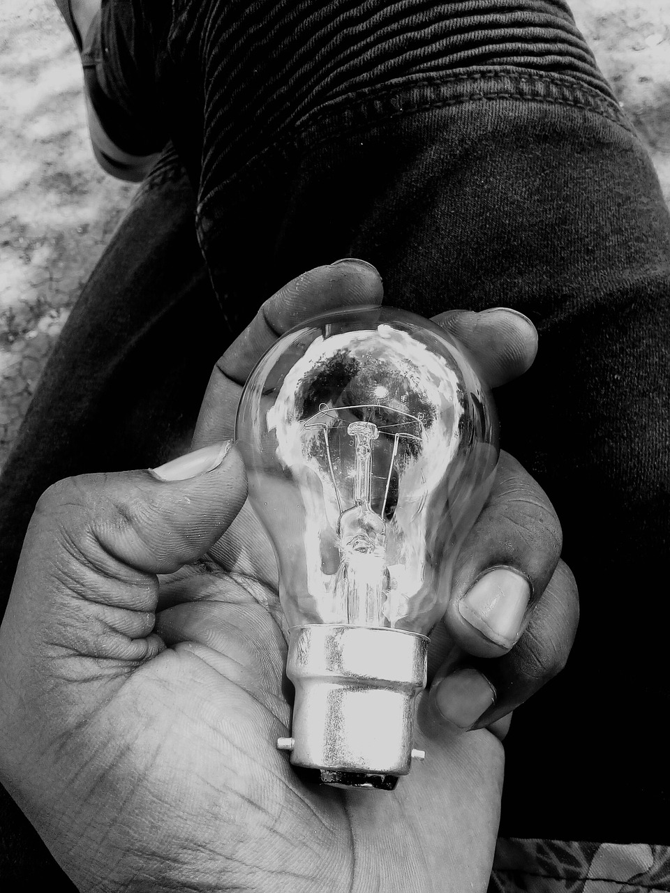 hand light bulb idea free photo