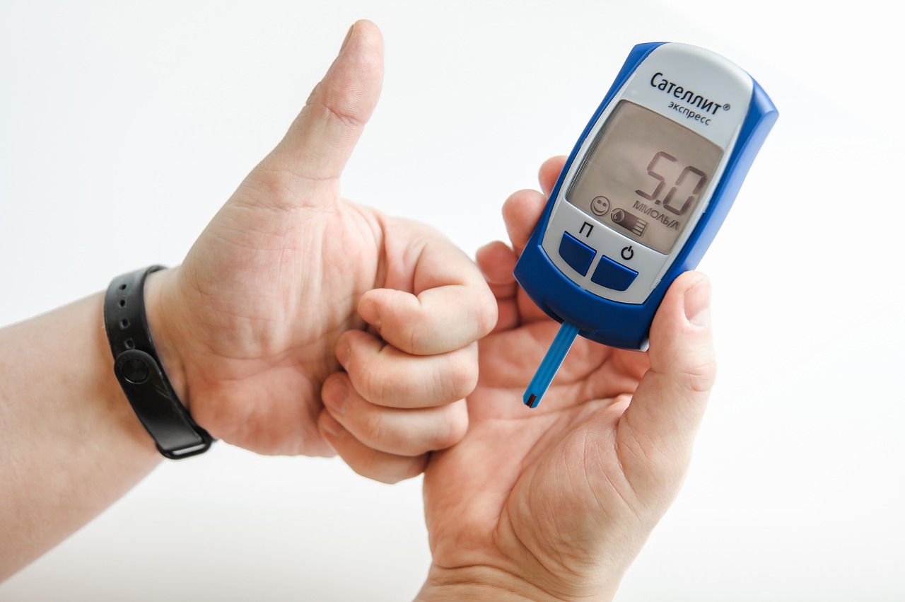 hand diabetes the meter free photo