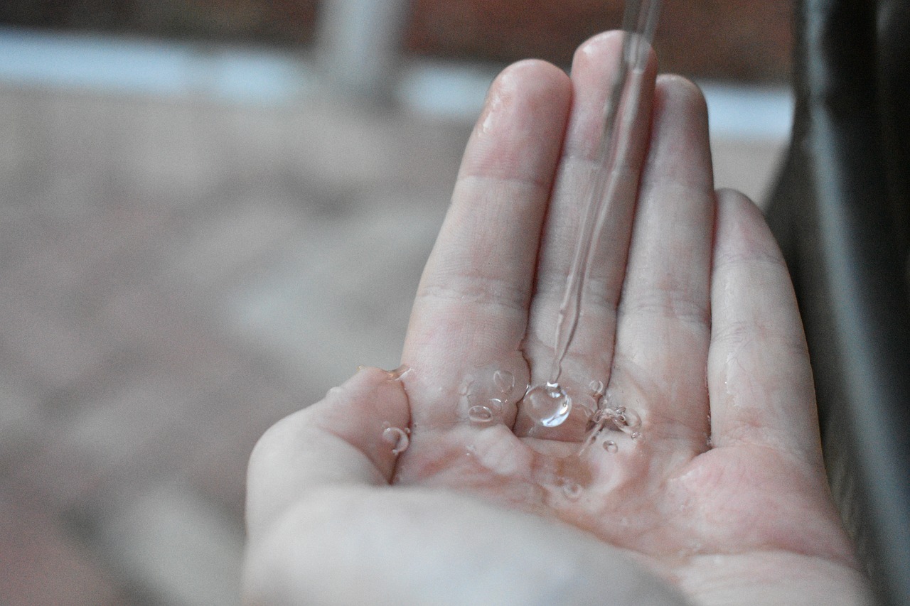 hand  water  hand holding water free photo