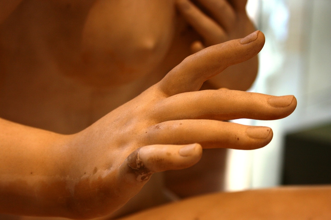 hand sculpture louvre free photo
