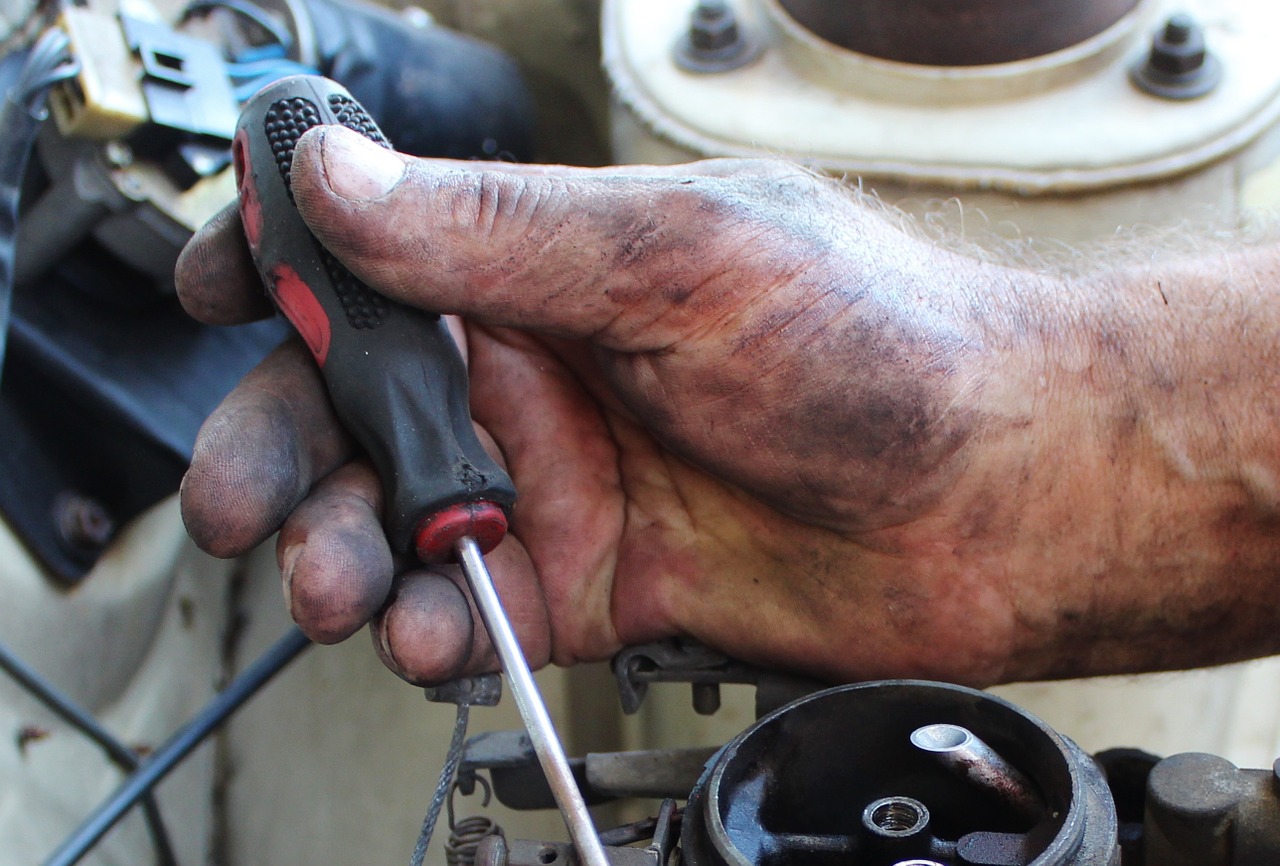 hand mechanic carburetor free photo
