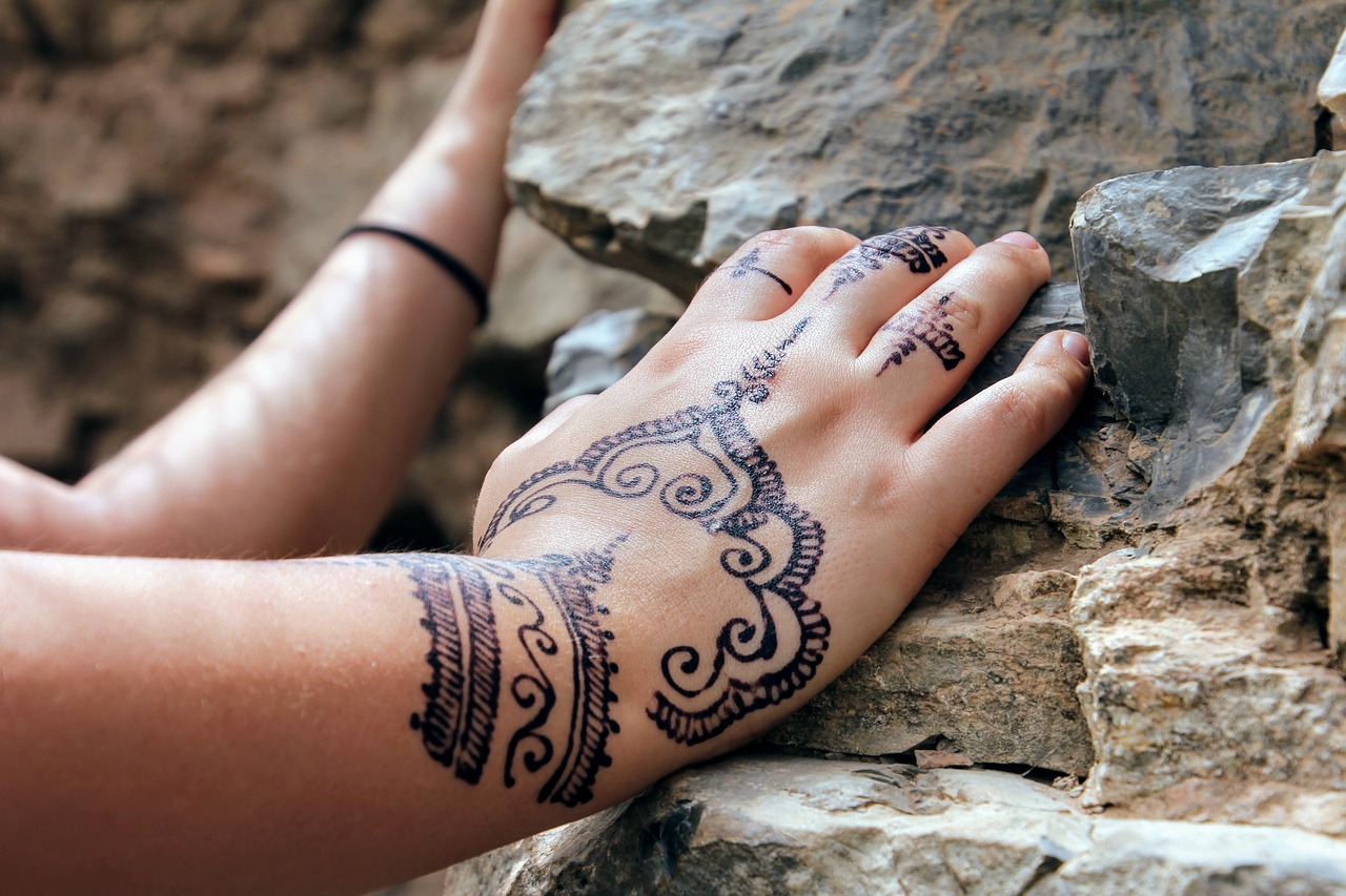 hand-painting henna henna painting free photo