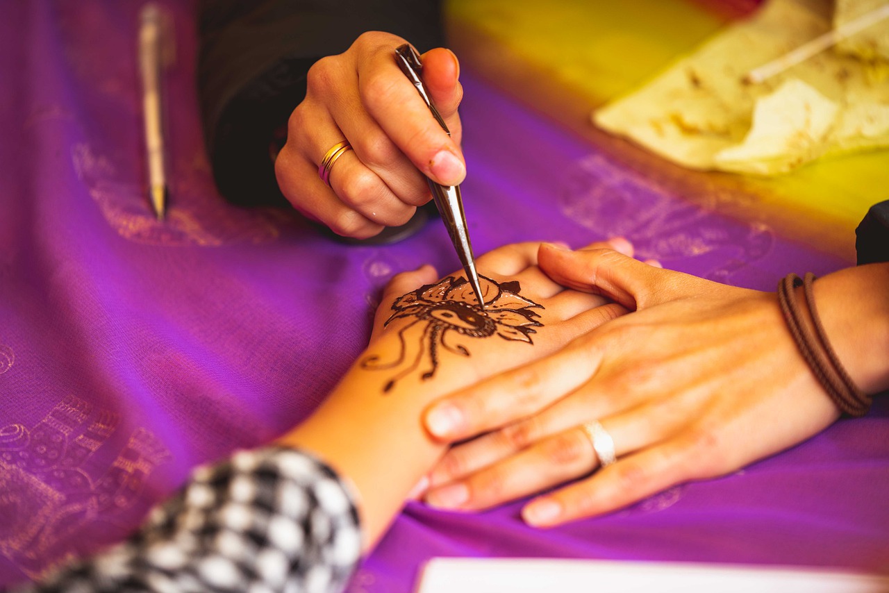 hand painting  hena  woman free photo