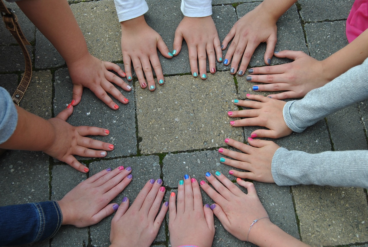 hands girls circle free photo