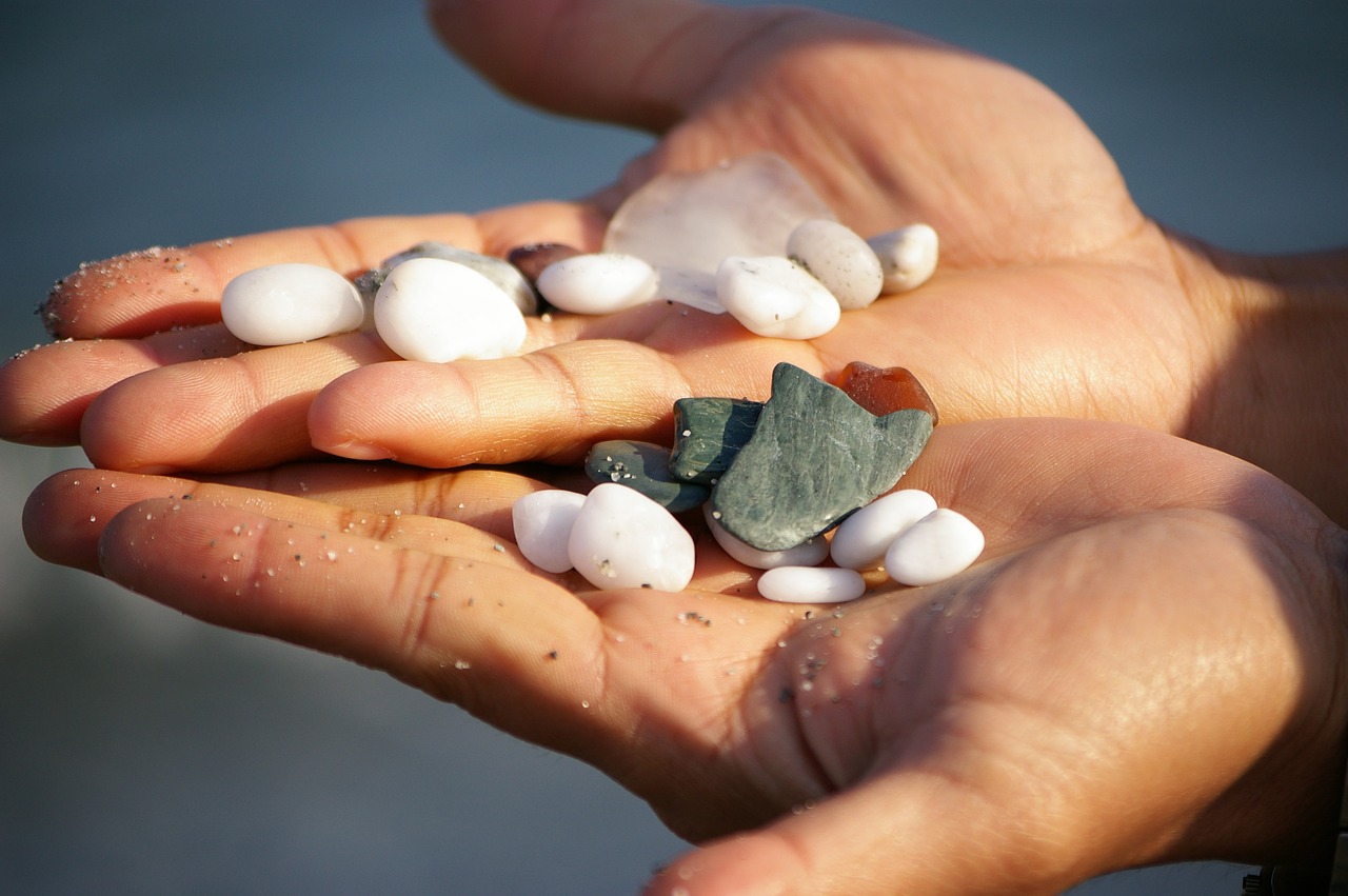 Summer treasure. Камень на пляже в руках ребенка. Летние сокровища. Клад лето.