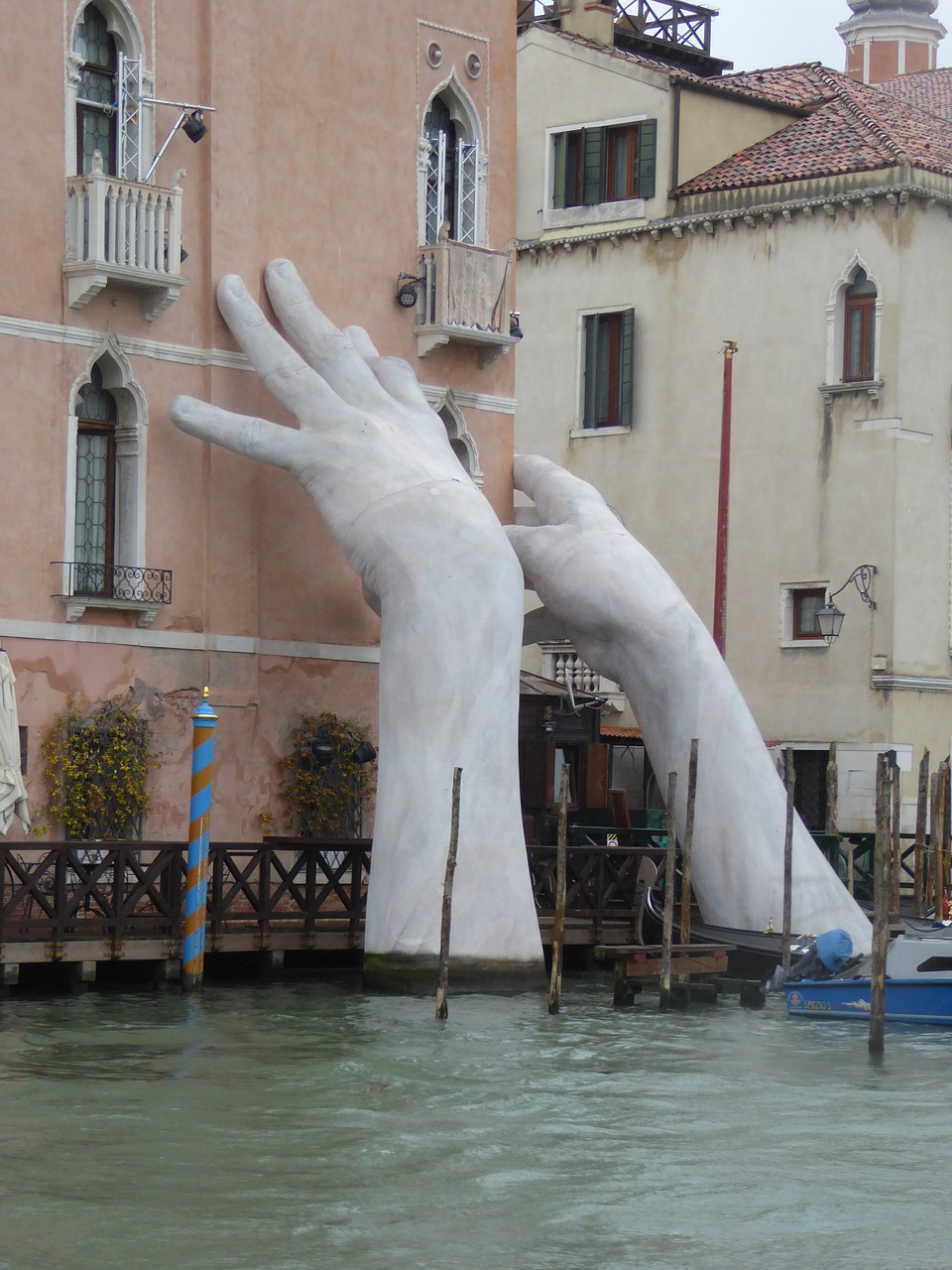 hands  venice  art free photo