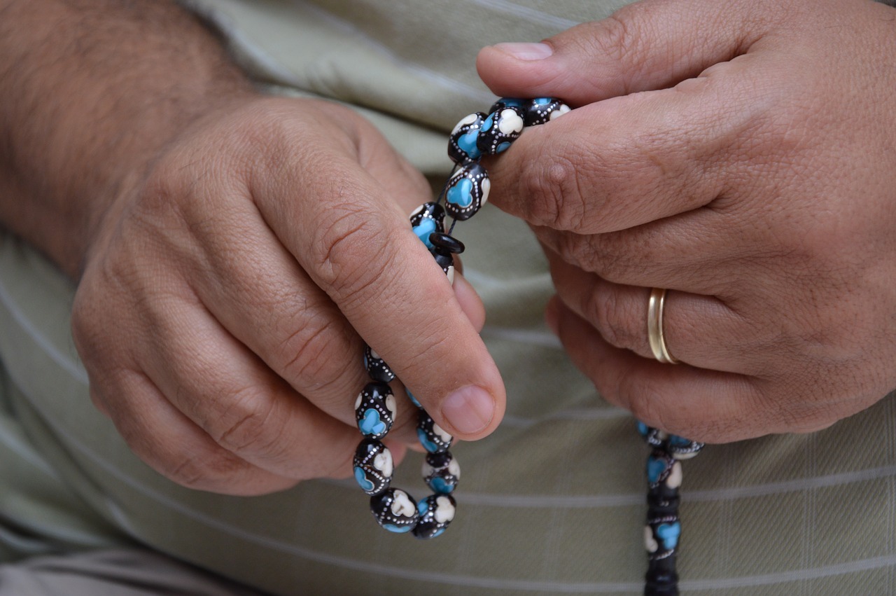 hands rosary pray free photo