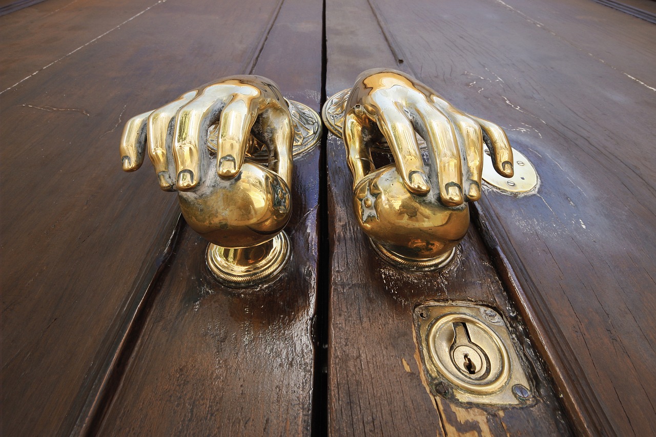 hands of gold door lock free photo