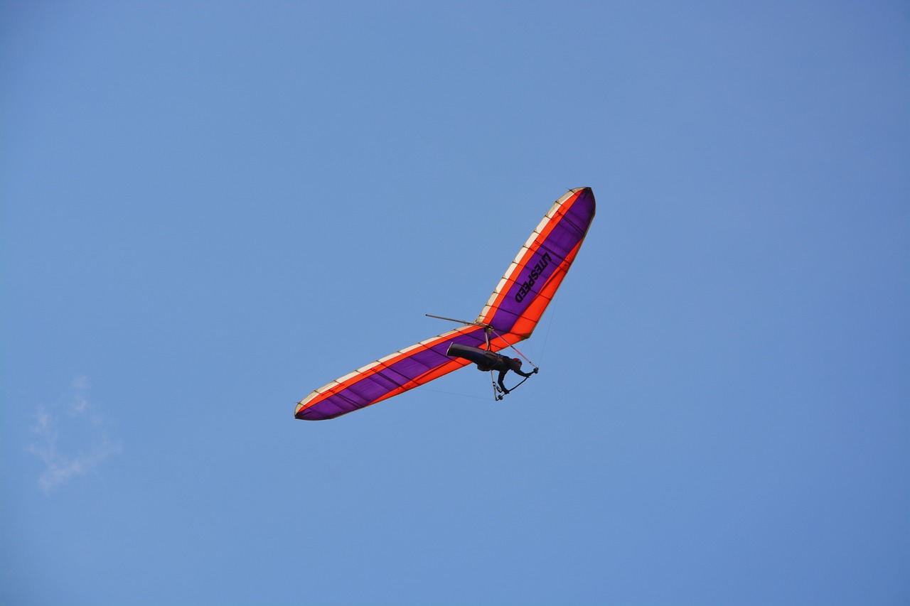 hang gliding  hang gliding or wing deltaest  an aircraft of the free flight free photo
