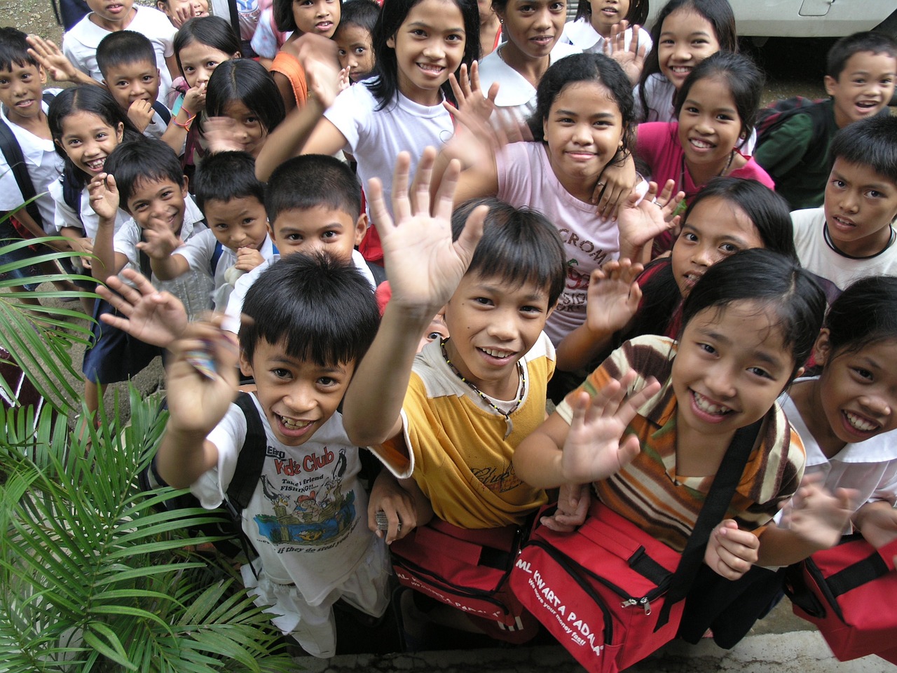 happy fillipinske children children welcome beckoning kids free photo